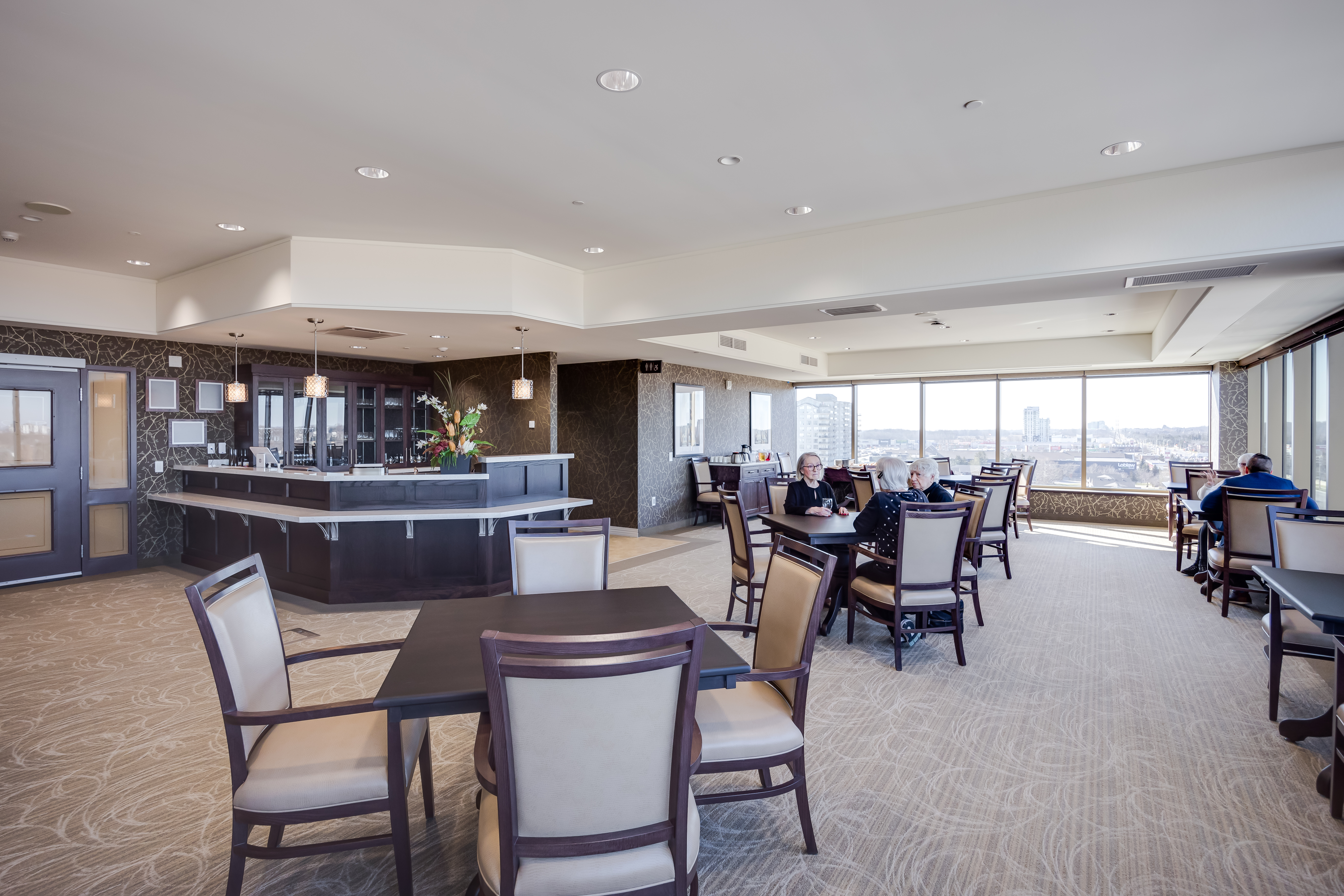 Residents dining at The Ruby at The Village of Glendale Crossing