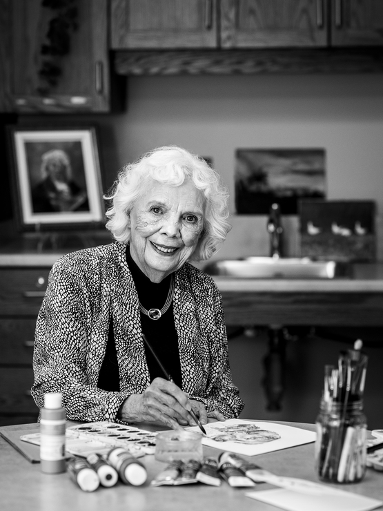 Gloria Nusca black and white portrait showcasing her painting passion