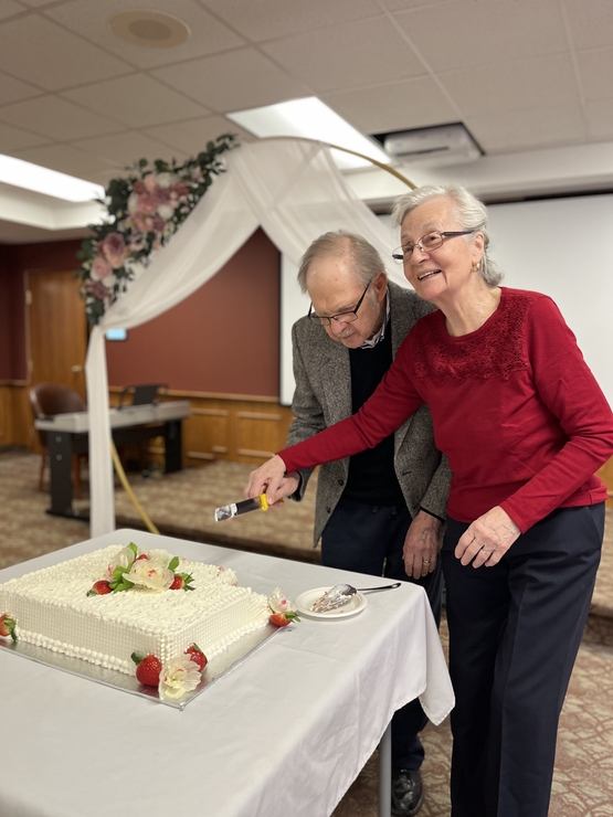 Wanda and Edward cut the wedding cake following the vow renewal ceremony at Humber Heights. 